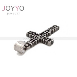 Vente en gros de fournitures de <span class=keywords><strong>fabrication</strong></span> de <span class=keywords><strong>bijoux</strong></span> collier pendentif <span class=keywords><strong>fantaisie</strong></span> routes pavées croix chrétienne collier en acier inoxydable - Product Image 3
