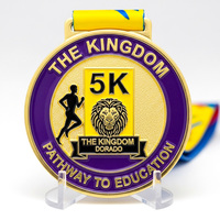 Médaille de course 5K personnalisée haut de gamme en alliage de zinc avec émail souple, emblème de lion plaqué or et violet, récompense de finisseur pour événements éducatifs, caritatifs et sportifs