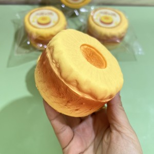 Jouet Squishy Pain Ananas Rôti Super Doux à Remontée Lente, Simulation Alimentaire, Jouet Anti-Stress à Presser - Product Image 3