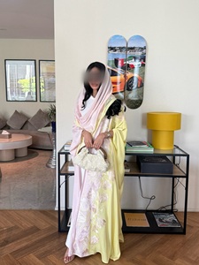 Abaya Aperta Hafizah Bicolore con Ricamo Floreale, Kimono Modesto Islamico Rosa e Giallo con Sciarpa - Product Image 6