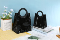 Sac cadeau en PVC noir personnalisable avec poignée en PU durable et marquage à chaud pour l'emballage de cadeaux