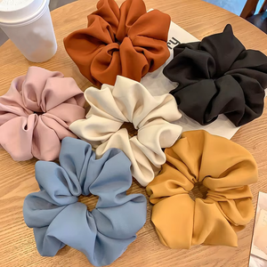 Tùy Chỉnh Quá Khổ Màu Đen Satin Thiết Kế Tóc Scrunchies Thương Hiệu Nổi Tiếng Tóc Quan Hệ Bao Bì Bộ Phụ Nữ Tóc Đàn Hồi Ban Nhạc Cho Phụ Nữ - Product Image 1