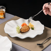 Nouveauté 2025, assiettes à dîner de forme irrégulière, design de bord bleu, émail blanc, assiette de service en céramique à volants pour mariage, événement