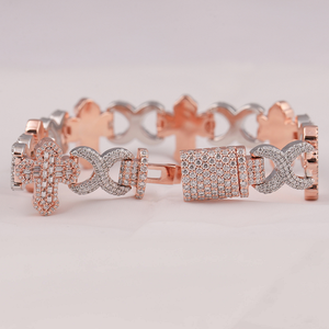 Pulsera de Eslabones Cubanos de Lujo con Moissanita VVS en Plata de Ley 925 con un Brillo Excepcional y un Estilo Elegante - Product Image 1