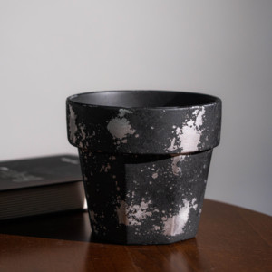 Pots en céramique modernes Wabi-sabi pour plantes, pot noir et argenté pour plantes d'intérieur, pot en terre cuite à motif de feuilles en relief pour la décoration de jardin et de maison - Product Image 4