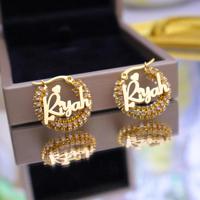 Boucles d'oreilles personnalisées avec nom, boucles d'oreilles personnalisées entièrement serties de diamants pour femmes, design élégant, boucles d'oreilles rondes avec texte