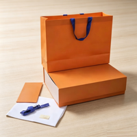 Boîte cadeau en papier enduit réutilisable de qualité supérieure avec couvercle à fermeture magnétique, doublure en éponge, finition vernie pour l'emballage de bijoux