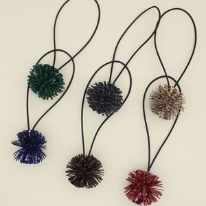 Llavero de cuero sintético de alta gama con borla tejida a mano y accesorios colgantes ecológicos - Product Image 3