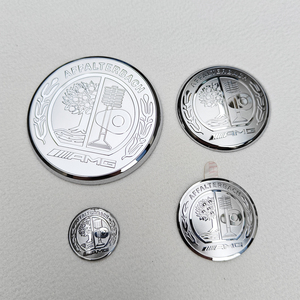 Targhetta in Alluminio Personalizzata Moderna 3D Incisa in Rilievo per Logo Auto con Etichetta Placcata Argento e Stampa UV Incisa al Laser - Product Image 5