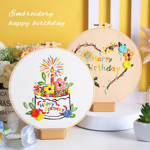 Nouveau kit de broderie DIY en coton fait main Joyeux <span class=keywords><strong>Anniversaire</strong></span>, motif gâteau, bougies et feux <span class=keywords><strong>d</strong></span>'artifice, pour <span class=keywords><strong>d</strong></span>écoration murale, de table, de fête à domicile et cadeau - Product Image 4