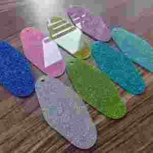 Marque-pages personnalisés en acrylique en forme de clé, faits à la main, avec paillettes colorées et pompons – Fournitures de bureau et scolaires - Product Image 1