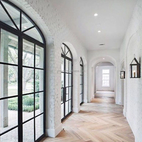 Fenêtres et portes rondes en acier de style rétro européen classique, cadre en acier extrêmement étroit, motifs de grille de fenêtre en verre