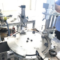 Machine automatique haute vitesse pour l'insertion de feuilles d'aluminium à l'épreuve des enfants, bouchon de bouteille de qualité alimentaire en acier inoxydable