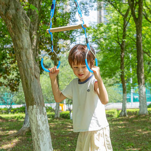 Columpio Trapecio Seguro para Niños Ropecube con Barra de Madera y Anillas de Gimnasia, Cuerdas Ajustables, Juego de Fitness para Interiores y Exteriores - Product Image 1