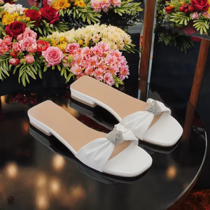 Chaussures élégantes et stylées pour femmes, confortables, type mules d'été, avec accessoire diamant brillant, dessus en PU. - Product Image 2