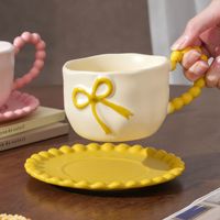 Ensemble tasse à café et soucoupe en céramique moderne Dingyue en forme d'arc avec poignée, idéal pour le petit-déjeuner féminin et l'utilisation au bureau, coffret cadeau