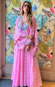 Kimono long ample pour femme, luxueux et de qualité supérieure, en tissu de dentelle rose avec corsage orné d'appliques florales bohèmes - Product Image 2