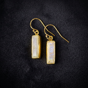 Pendientes Colgantes Hechos a Mano en Plata de Ley con Piedra Lunar Arcoíris, Estilo Boho - Product Image 2