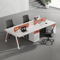 Nouveaux meubles de bureau modernes, postes de travail en open space, ensembles modulaires