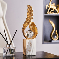 Artisanat d'art en résine personnalisé Décoration de table intérieure de luxe Accent de plumes d'or avec boule de cristal sur base en marbre