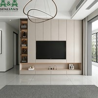 Mueble de TV de pared SLS de madera clara con marco multimedia empotrado, chimenea lineal, panel acanalado y nichos con pantalla LED