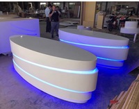 Table de diffusion avec éclairage LED et plateforme, design moderne, personnalisable, pour présentateur de télévision, mobilier de studio TV
