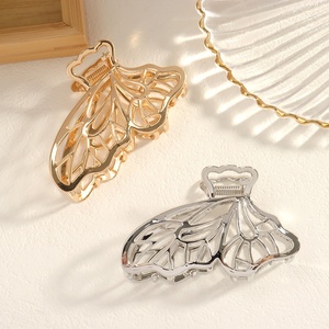 Fermagli per Capelli di Alta Gamma Francesi con Farfalla Traforata e Clip a Squalo, Accessorio per Capelli con Strass e Materiale in Ferro, Popolare tra le Celebrità di Internet - Product Image 4