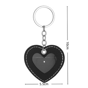 Niedlicher Herzförmiger Schlüsselanhänger mit Fotoschlitz PU-Leder Schlüsselring Multifunktionaler Diebstahlschutz Gepäckanhänger & Kleiner Kartenhalter für Kinder Mädchen Jungen - Product Image 4