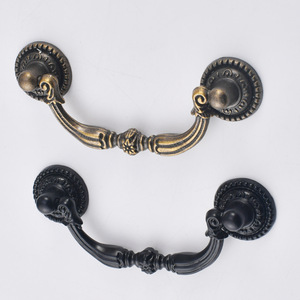 Poignée de tiroir de meuble en alliage de zinc bronze antique, espacement des trous de 69 mm, style barre traditionnel, quincaillerie domestique durable - Product Image 1