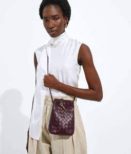 Funda para teléfono Bottega BV Andiamo en cuero nappa Intrecciato con cierre de nudo distintivo y correa deslizante Veneta - Product Image 2