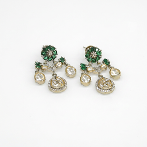 ต่างหูระย้าแบบ Kundan รุ่น 12642 ประดับด้วยพลอยสีเขียวเคลือบด้วยทองคำขาว ประดับด้วยเพชรคิวบิกเซอร์โคเนียทรงลูกแพร์ สำหรับผู้หญิงในงานแต่งงาน - Product Image 1