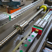 Machine-outil CNC verticale VMC855 4 axes BT40 pour le traitement de moules de pièces automobiles, prête pour la fabrication métallique sur mesure