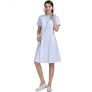 白色医用制服女式V领连衣裙束腰，带2个口袋的CVC医院护士制服设计上衣和裤子女