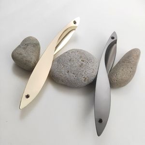 Juego <span class=keywords><strong>de</strong></span> tiradores <span class=keywords><strong>de</strong></span> metal negro y dorado simétricos para cajones, muebles, armarios y guardarropas - Product Image 4