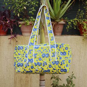 Bolsa de lona acolchada de algodón hecha a mano, elegante estampado en bloques, construcción ligera y duradera, interior espacioso, perfecta para viajar - Product Image 4