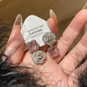 Juego de Collar, Pulsera y Pendientes de Lujo con Diseño de Rosas Rosadas, Cubos de Azúcar Pequeños y Circonitas - Product Image 4