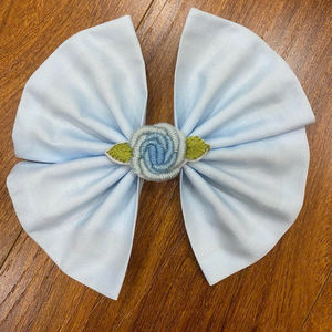 Elegante Lazo Grande de Tela Suave para Niñas, Lazo de Cinta Azul Claro con Parche Bordado de Rosa y Hoja, Accesorios para el Cabello con Clip de Cocodrilo - Product Image 3