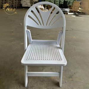 NIKA工厂批发亚克力白色塑料折叠椅，适用于花园婚礼活动 - Product Image 1