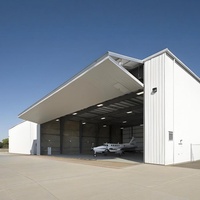 Hangar d'avion en structure métallique, bâtiment préfabriqué en acier robuste avec une grande portée et un design clair