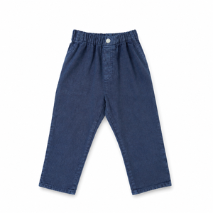 Pantalones vaqueros azul oscuro que ofrecen un aspecto elegante, un ajuste cómodo y libertad de movimiento para niños activos. - Product Image 4