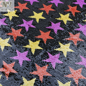 Tela Reversible Nanyee Textile Mix con Estrellas y Lentejuelas en Malla de Múltiples Colores: Amarillo, Rosa y Naranja - Product Image 4