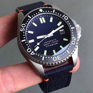 ODM Logo personnalisé 200M résistant à l'eau classique hommes <span class=keywords><strong>montre</strong></span> de haute qualité lunette lumineuse montres mécaniques en titane - Product Image 3
