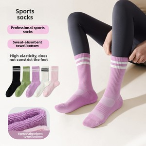 Chaussettes de sport professionnelles ODM pour femmes, sans couture, antidérapantes, en coton éponge, pour marathon, basketball, fitness, <span class=keywords><strong>badminton</strong></span> - Product Image 1