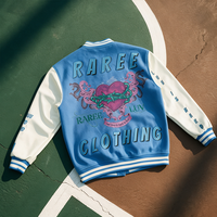 Blouson universitaire homme bleu crème colorblock avec motif cœur d'araignée et lettres brodées sur le devant et le dos, style streetwear vintage