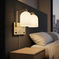 Applique murale double LED UL homologuée Homewood Suites, finition champagne, avec prises CA et ports USB, abat-jour blanc pour chambre d'hôtel