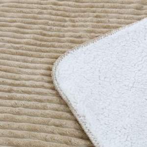 <span class=keywords><strong>Plaid</strong></span> Sherpa Doux et Chaud en <span class=keywords><strong>Polaire</strong></span> Microfibre à Carreaux <span class=keywords><strong>Blanc</strong></span> Gris Clair pour Canapé et Lit - Product Image 4