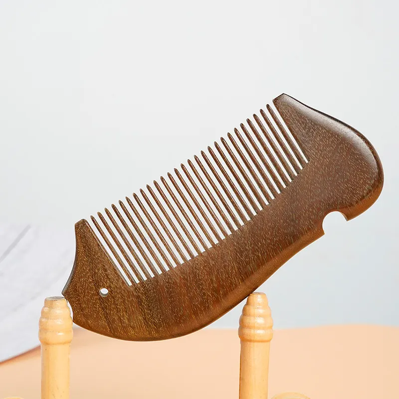 Großhandel geschnitzte Craft Haarkamm mit Naturholz Fein zahn Fisch form Holz Keine statische natürliche Sandelholz Haar bürste für Frauen