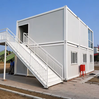 Maison conteneur à deux étages peu encombrante, préfabriquée en acier, modulaire, empilable, en kit, avec escalier extérieur pour complexe hôtelier ou bureau