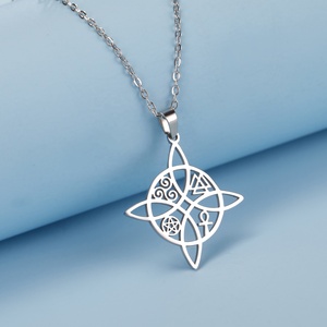 Collier religieux Nœud de Sorcière, Nœud Trinitaire Irlandais, Pendentif Triple Spirale en Acier Inoxydable, Amulette pour la Foi et l'Amitié - Product Image 1