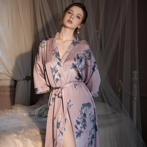Lumee Nouveaux pyjamas pour femmes, robe de style chinois à motif floral rose, robe de mariée personnalisable en satin. - Product Image 1